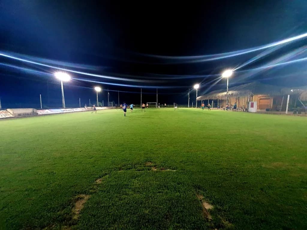 Beleuchtetes Fußballfeld bei Nacht