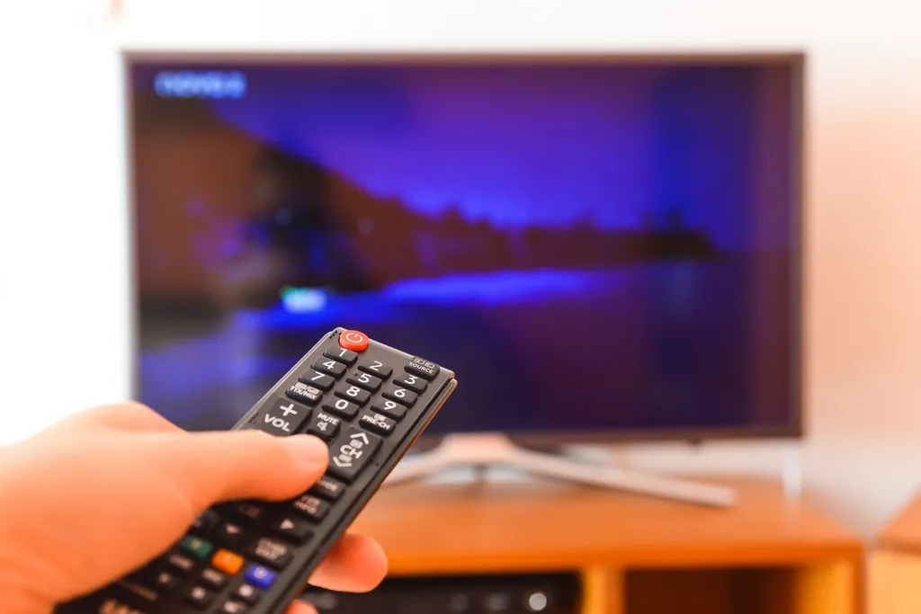 Fernbedienung zeigt auf einen Fernseher