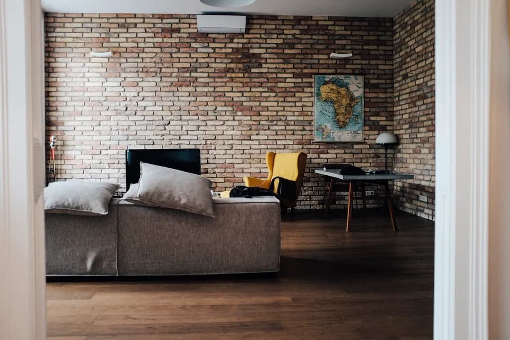Wohnzimmer mit Sofa vor dem Fernseher