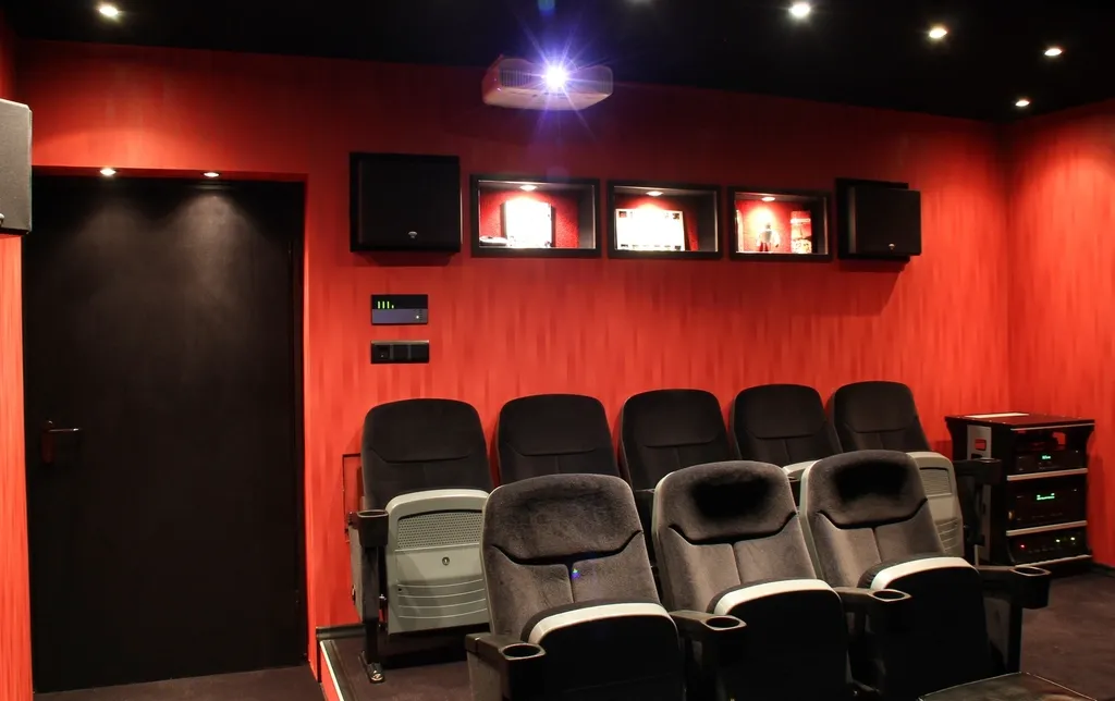 Heimkino-Raum mit Sesseln und Projektor